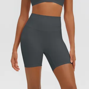 Vista dettagliata dei pantaloncini da yoga fitness a vita alta in tessuto traspirante.