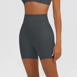 Vista dettagliata dei pantaloncini da yoga fitness a vita alta in tessuto elastico traspirante.