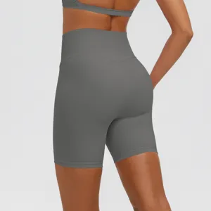 Vista posteriore dettagliata di pantaloncini da yoga a vita alta grigi, tessuto traspirante.