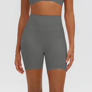 Primo piano di pantaloncini da yoga senza cuciture a vita alta grigio scuro, abbigliamento sportivo.