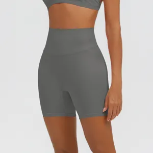 Dettaglio pantaloncini yoga vita alta effetto nudo, pantaloncino sportivo fitness traspirante.