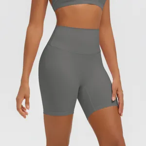 Dettaglio pantaloncini yoga vita alta, tessuto elastico traspirante e design contenitivo per fitness.