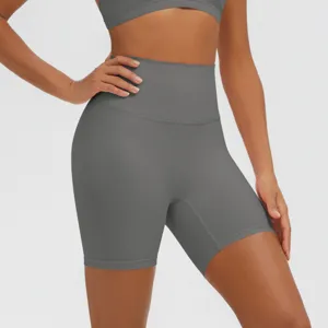 Primo piano dettagliato di pantaloncini da yoga grigi a vita alta, contenitivi e traspiranti.