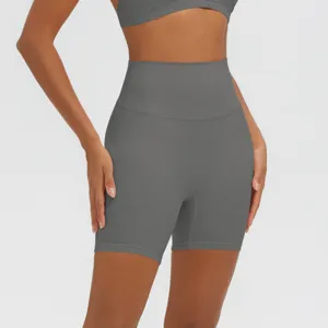 Vista dettagliata dei pantaloncini da yoga sportivi grigi a vita alta, tessuto traspirante.