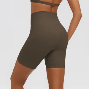 Dettaglio pantaloncini yoga marroni con cuciture posteriori modellate e tessuto elastico.