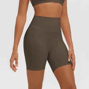Dettaglio pantaloncini yoga vita alta con design contenitivo senza cuciture, fitness traspirante.
