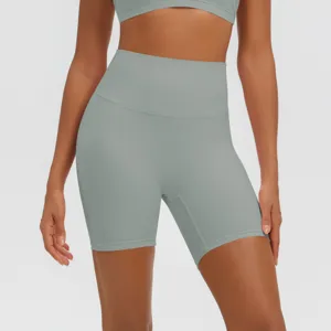 Primo piano di pantaloncini da yoga grigi a vita alta, tessuto traspirante per sport.