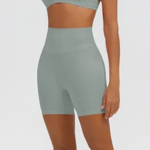 Pantaloncini da yoga fitness a vita alta senza cuciture da donna, dettaglio abbigliamento.