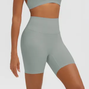 Dettaglio pantaloncini yoga senza cuciture a vita alta, abbigliamento sportivo fitness.