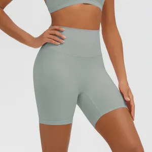 Primo piano dei pantaloncini da yoga a vita alta verde salvia, tessuto morbido e traspirante.