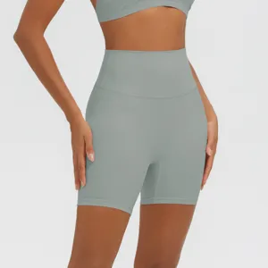 Primo piano di pantaloncini da yoga grigi a vita alta, con controllo della pancia e tessuto.