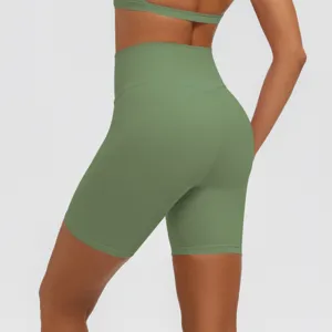 Primo piano dettagliato di pantaloncini da yoga verdi a vita alta con cucitura posteriore.
