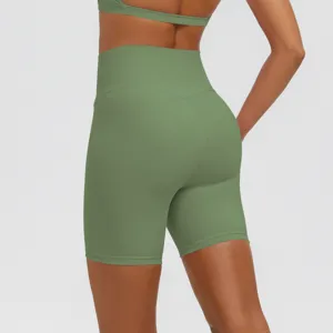 Pantaloncini da yoga verdi a vita alta, abbigliamento fitness traspirante e modellante.