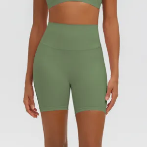 Dettaglio pantaloncini da yoga verdi oliva vita alta, abbigliamento sportivo fitness.