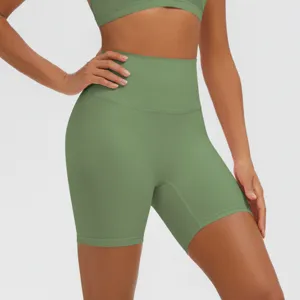 Vista dettagliata di pantaloncini da yoga verdi da donna a vita alta, sportswear traspirante.