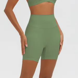 Dettaglio dei pantaloncini sportivi yoga a vita alta, abbigliamento fitness aderente.