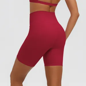 Vista dettagliata dei pantaloncini da yoga a vita alta con cucitura push-up posteriore.