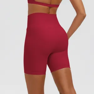 Pantaloncini da yoga a vita alta bordeaux, con effetto contenitivo e push-up glutei.