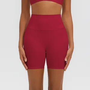 Vista dettagliata dei pantaloncini da yoga a vita alta, in tessuto traspirante per il fitness.