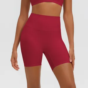 Dettaglio di pantaloncini da yoga sportivi a vita alta, abbigliamento fitness traspirante.