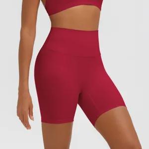 Pantaloncini da yoga fitness vita alta rossi da donna, pantaloncini sportivi traspiranti dettaglio.