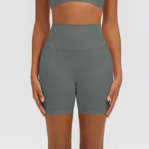 Dettaglio di pantaloncini da yoga grigi a vita alta con tessuto traspirante ed elastico.