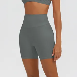 Dettaglio pantaloncini yoga fitness vita alta, abbigliamento sportivo traspirante senza cuciture.