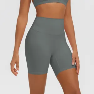 Dettaglio di pantaloncini da yoga a vita alta in tessuto traspirante con fascia elastica.