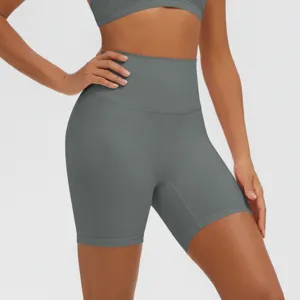 Primo piano di pantaloncini da yoga fitness grigio scuro a vita alta, tessuto traspirante.