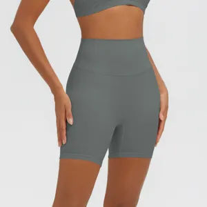 Dettaglio pantaloncini da yoga a vita alta senza cuciture, abbigliamento sportivo da donna.