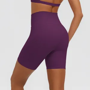 Dettaglio pantaloncini yoga viola vita alta, abbigliamento sportivo traspirante fitness.