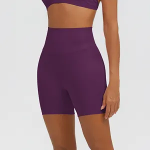 Pantaloncini da yoga sportivi a vita alta, abbigliamento fitness traspirante dettaglio.