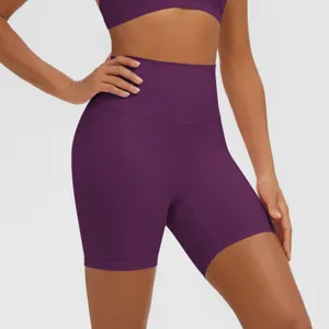 Dettaglio di pantaloncini da yoga atletici a vita alta con tessuto elastico traspirante.