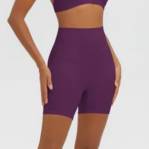 Vista dettagliata di pantaloncini da yoga viola scuro a vita alta per fitness e allenamento.