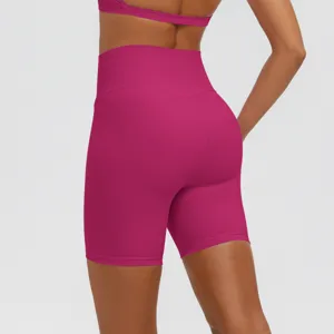 Dettaglio pantaloncini yoga magenta a vita alta, controllo pancia ed effetto push-up.