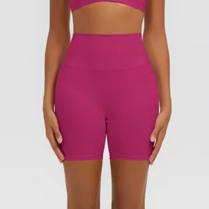 Dettaglio pantaloncini yoga vita alta, abbigliamento sportivo elastico per palestra.