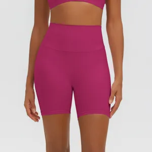Dettaglio pantaloncini yoga nude vita alta, abbigliamento fitness sportivo traspirante donna.