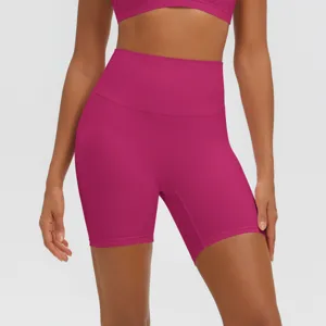Vista dettagliata dei pantaloncini da yoga a vita alta, con supporto addominale e tessuto traspirante.