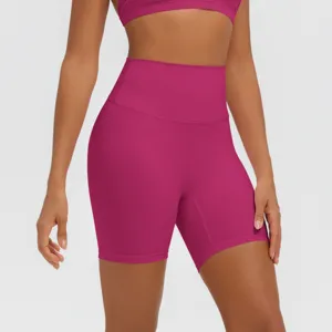 Primo piano pantaloncini da yoga vita alta donna fitness traspirante abbigliamento sportivo
