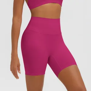 Dettaglio in primo piano di pantaloncini da yoga a vita alta, tessuto elasticizzato traspirante.