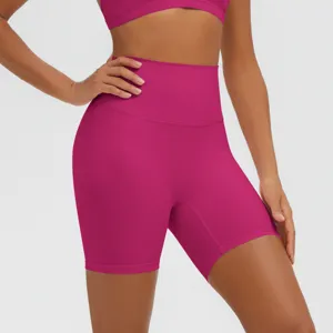 Dettaglio pantaloncini yoga fitness vita alta, shorts sportivi traspiranti senza cuciture donna.