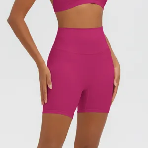 Dettaglio di pantaloncini da fitness a vita alta con design modellante ed elastico.