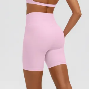 Pantaloncini da yoga rosa a vita alta in dettaglio, abbigliamento sportivo traspirante.