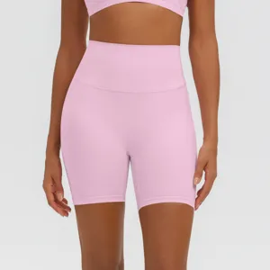 Shorts da yoga fitness rosa a vita alta, dettaglio di abbigliamento sportivo elastico.