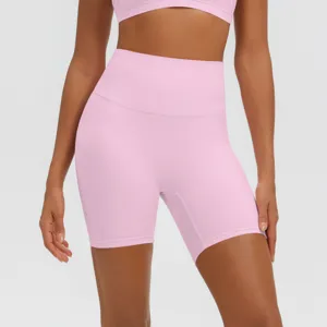 Primo piano dei dettagli dei pantaloncini da yoga rosa a vita alta, abbigliamento sportivo.