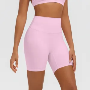Vista dettagliata dei pantaloncini da fitness rosa da donna a vita alta traspiranti.