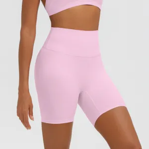 Vista dettagliata di pantaloncini da yoga rosa a vita alta con controllo pancia e vestibilità.