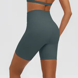 Vista dettagliata dei pantaloncini yoga a vita alta, cucitura posteriore, tessuto traspirante.