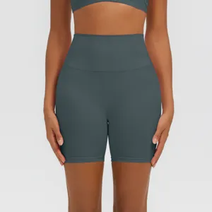 Dettaglio pantaloncini yoga fitness vita alta, comodi pantaloncini sportivi donna.