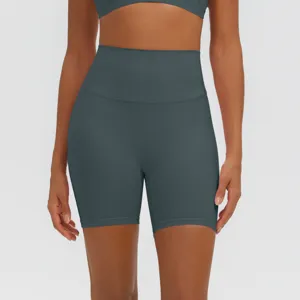 Dettaglio tessuto pantaloncini yoga vita alta, abbigliamento fitness sportivo traspirante.